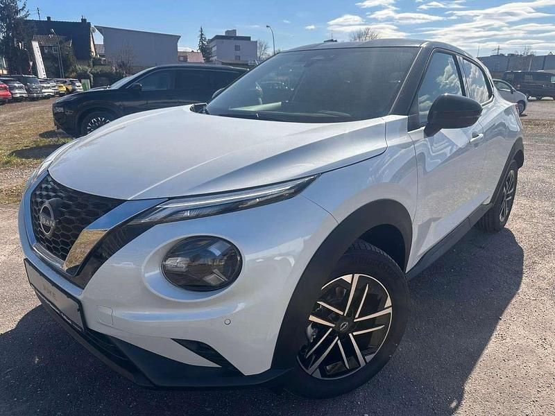 Pearl white (m) / black Gebraucht 2024 Nissan Juke N-Connecta SUV | 23.990 € (Teuer) - Bild 1/4