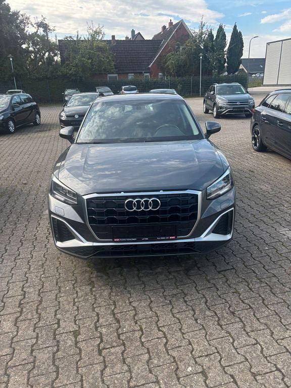 Grau Gebraucht 2021 Audi Q2 S-Line SUV | 21.980 € (Fairer Preis) - Bild 1/4