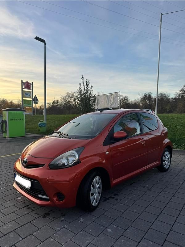 Gebraucht Toyota Aygo 68 PS (50 kW) 2013 Orange Kleinwagen