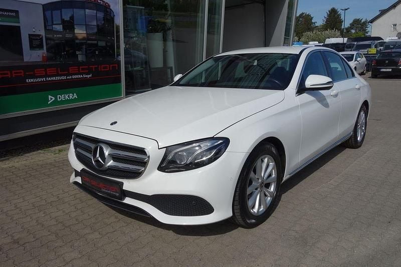 Weiß Gebraucht 2018 Mercedes E220 Avantgarde Limousine | 19.800 € (Guter Preis) - Bild 1/4