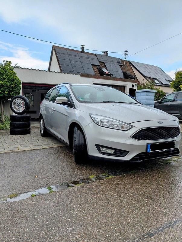 Silber Gebraucht 2018 Ford Focus Kombi | 8.600 € - Bild 1/4
