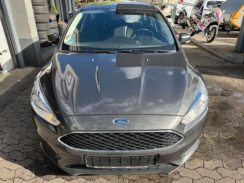 Gebraucht Ford Focus Trend 101 PS (74 kW) 2015 Grau Limousine