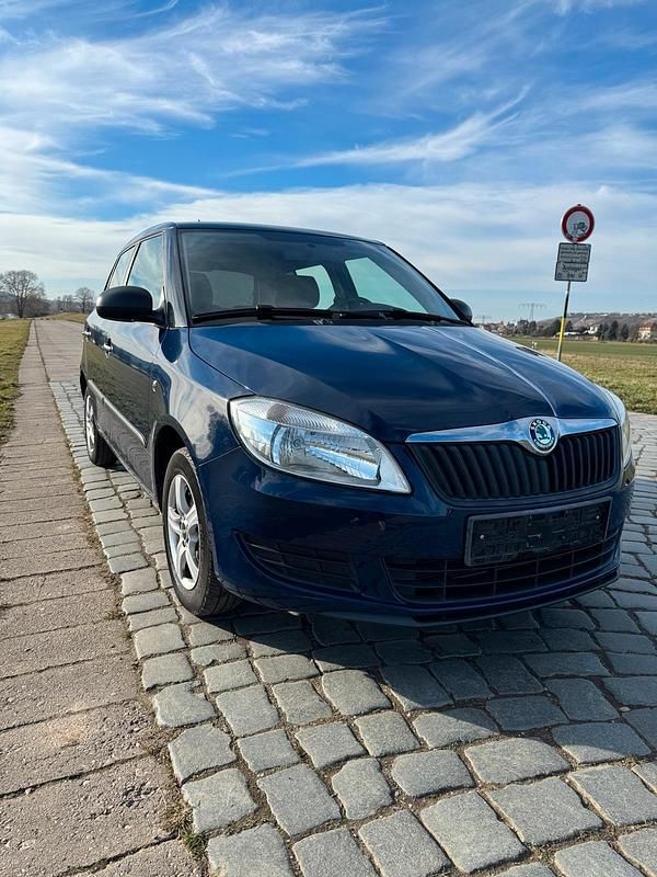 Gebraucht Skoda Fabia 60 PS (44 kW) 2012 Blau Kleinwagen