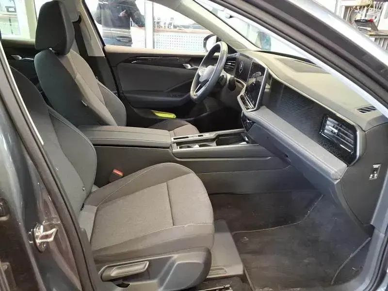 Gebraucht VW Passat Basis 150 PS (110 kW) 2024 Grau Kombi