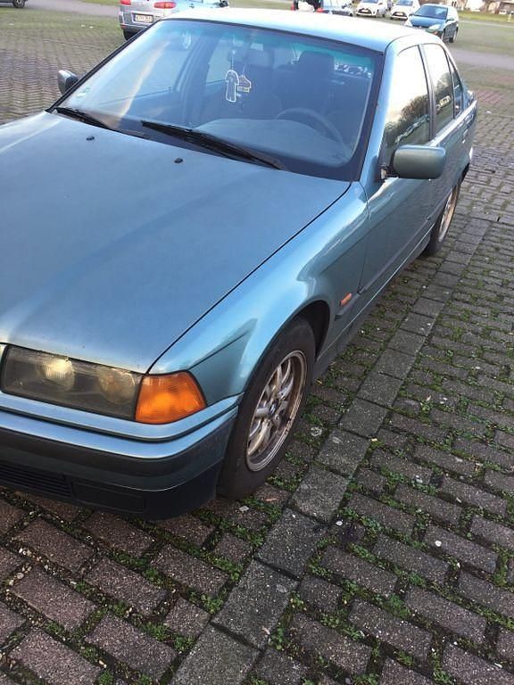 Gebraucht BMW 318 116 PS (85 kW) 1997 Blau Limousine