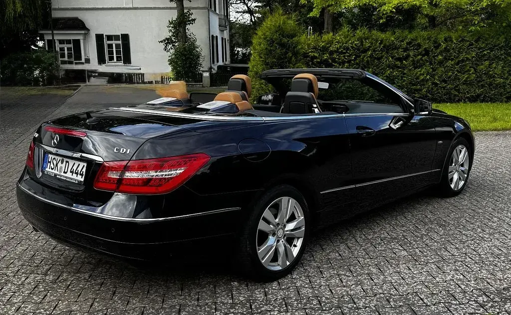 Gebraucht Mercedes E250 Avantgarde 204 PS (150 kW) 2011 Blau Cabrio
