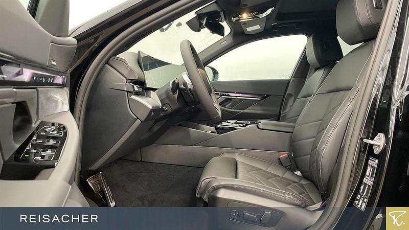 Neu BMW 540 Performance 303 PS (222 kW) 2026 Saphirschwarz metallic Kombi