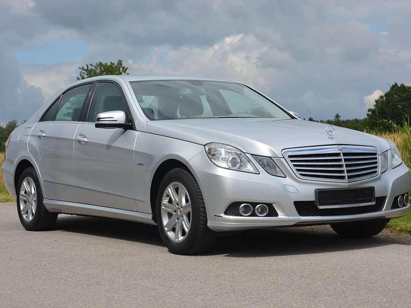 Polarsilber Gebraucht 2010 Mercedes E200 Elegance Limousine | 9.500 € (Fairer Preis) - Bild 1/4