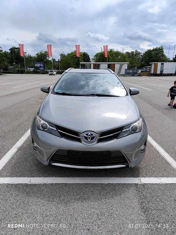 Silber Gebraucht 2014 Toyota Auris Touring Sports Kombi | 10.500 € (Fairer Preis) - Bild 1/4