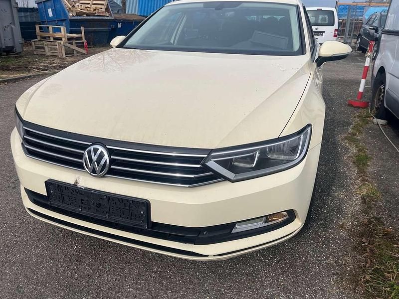 Beige Gebraucht 2016 VW Passat Trendline Kombi | 5.799 € - Bild 1/4