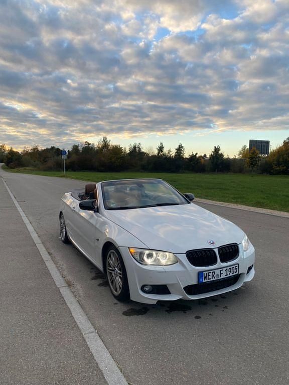Weiß Gebraucht 2011 BMW 335 Cabriolet M Sport Cabrio | 16.999 € (Fairer Preis) - Bild 1/4