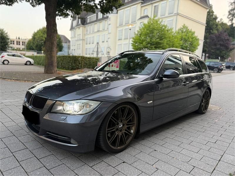 Grau Gebraucht 2006 BMW 330 Kombi | 6.800 € (Fairer Preis) - Bild 1/4