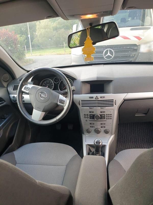 Gebraucht Opel Astra Edition 116 PS (85 kW) 2008 Silber Limousine