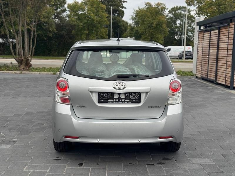 Gebraucht Toyota Verso Edition 132 PS (97 kW) 2011 Silber Van / Kleinbus