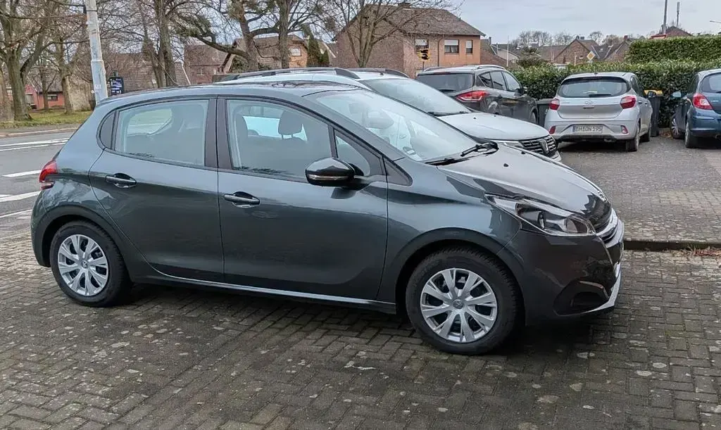 Gebraucht Peugeot 208 Active 83 PS (61 kW) 2017 Grau Kleinwagen