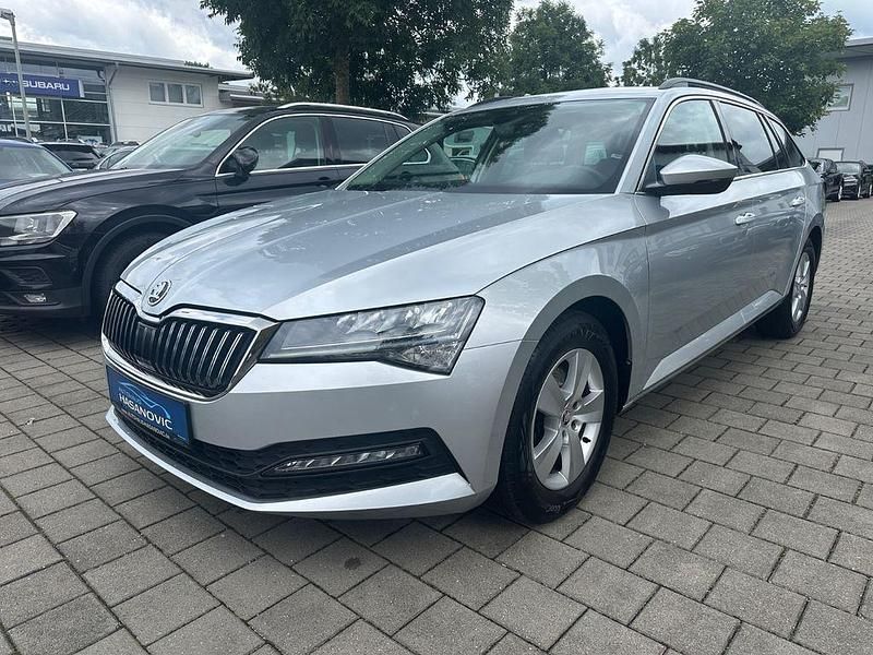 Silber Gebraucht 2023 Skoda Superb Ambition Kombi | 24.900 € - Bild 1/4