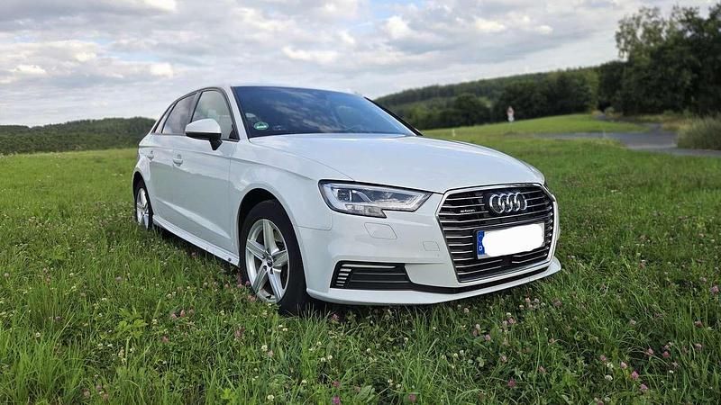 Weiß Gebraucht 2020 Audi A3 e-tron Basis Kleinwagen | 19.500 € (Guter Preis) - Bild 1/4