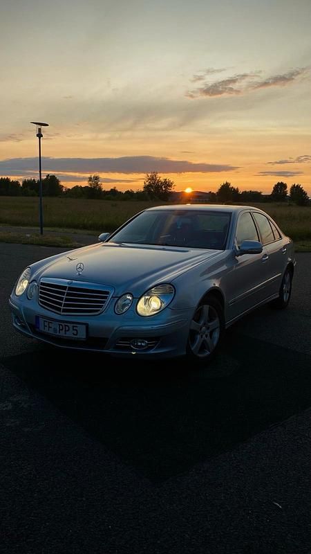 Silber Gebraucht 2009 Mercedes E280 Avantgarde Limousine | 11.500 € (Etwas zu teuer) - Bild 1/4
