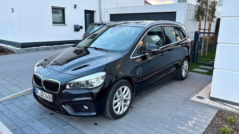 Schwarz Gebraucht 2017 BMW 220 Gran Tourer Advantage Van / Kleinbus | 12.900 € (Fairer Preis) - Bild 1/4