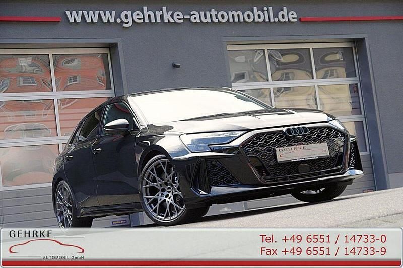 Mythosschwarz Gebraucht 2025 Audi RS3 Sportback Sport Kleinwagen | 65.850 € (Superpreis) - Bild 1/4