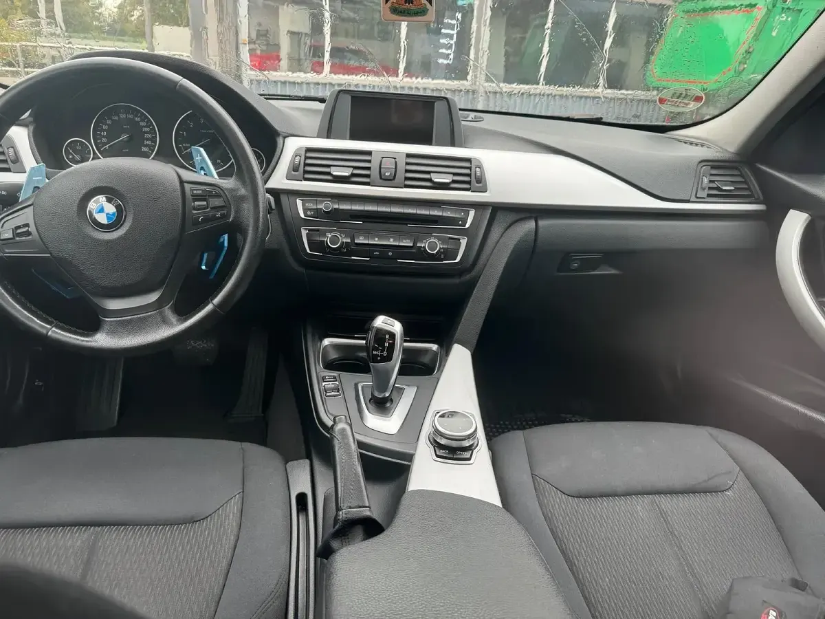 Gebraucht BMW 320 187 PS (137 kW) 2012 Schwarz Limousine
