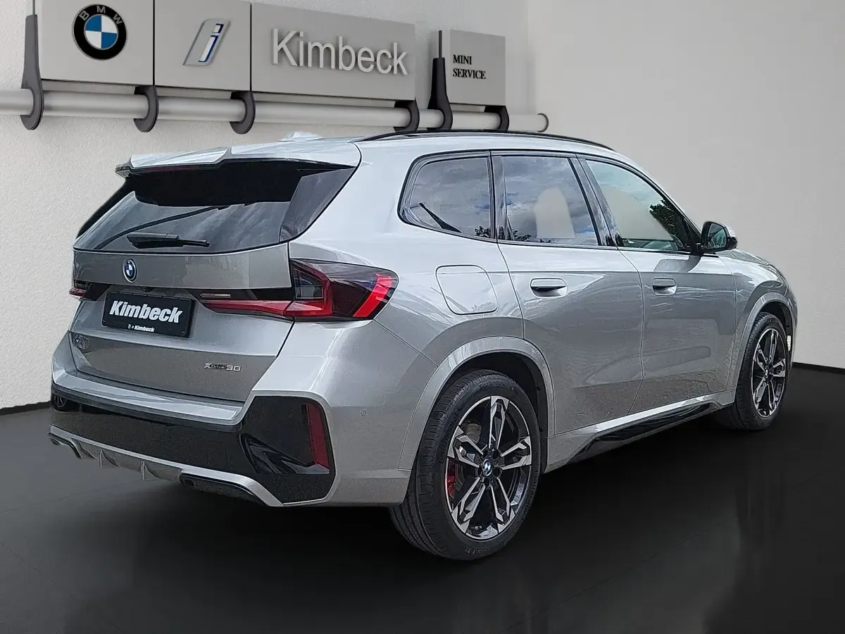 Neu BMW iX1 M Sport 313 kW (426 PS) 2026 Spacesilber SUV