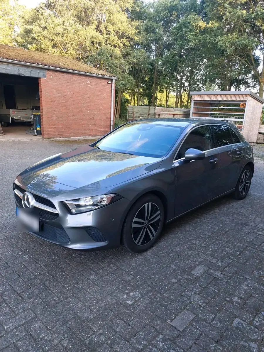 Gebraucht Mercedes A180 116 PS (85 kW) 2020 Grau Kleinwagen