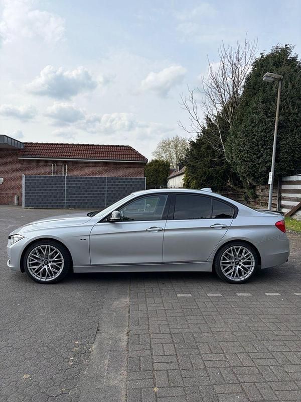 Second-hand BMW 320 Shadowline 184 CP (135 kW) 2012 Argintiu Berlinǎ