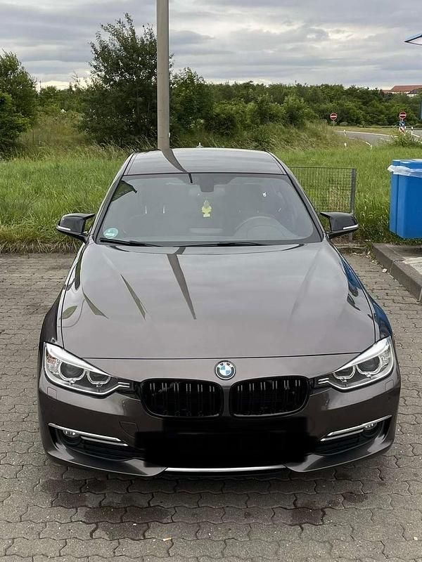 Gebraucht BMW 320 184 PS (135 kW) 2012 Braun Limousine