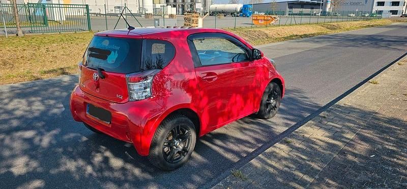 Gebraucht Toyota iQ 98 PS (72 kW) 2010 Rot Kleinwagen