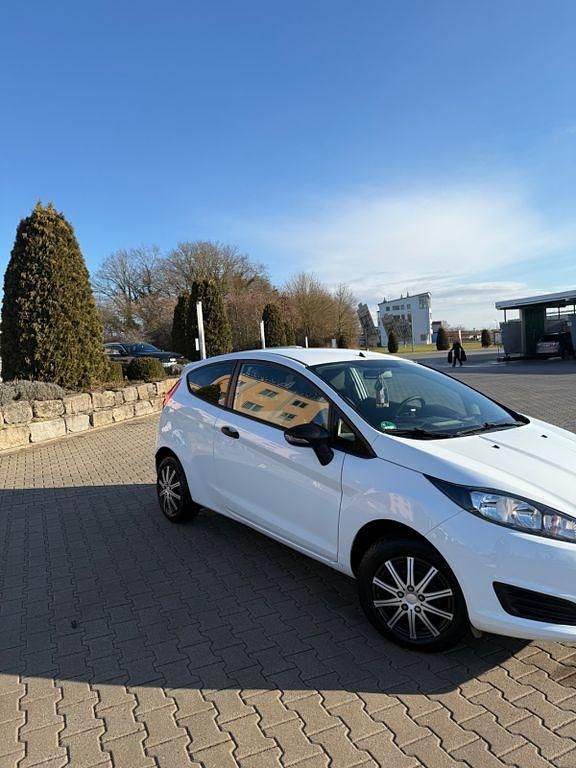 Gebraucht Ford Fiesta Ambiente 60 PS (44 kW) 2013 Weiß Kleinwagen