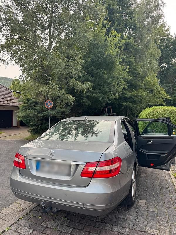 Gebraucht Mercedes E220 180 PS (132 kW) 2010 Grau Limousine