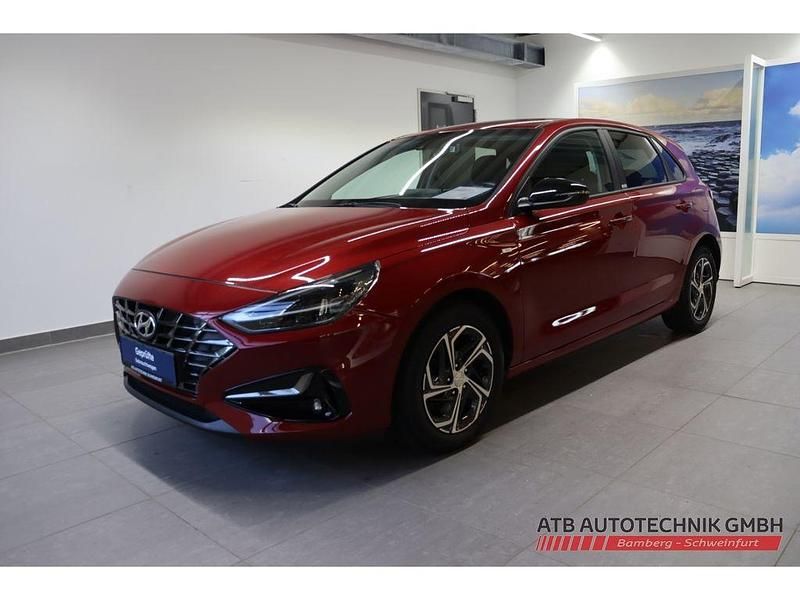 Gebraucht Hyundai i30 Intro Edition 160 PS (117 kW) 2021 Rot Limousine