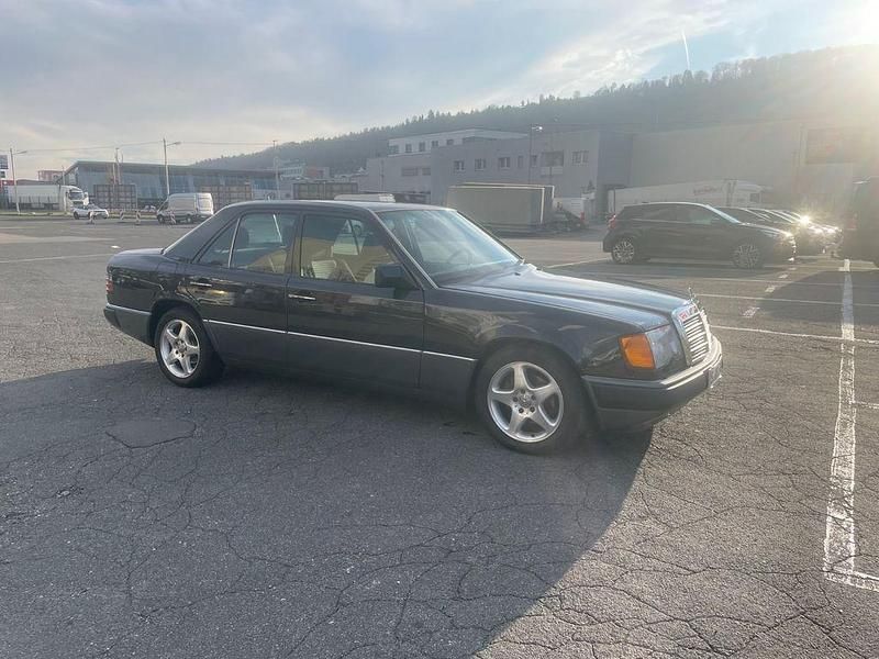 Second-hand Mercedes E220 150 CP (110 kW) 1992 Negru Berlinǎ