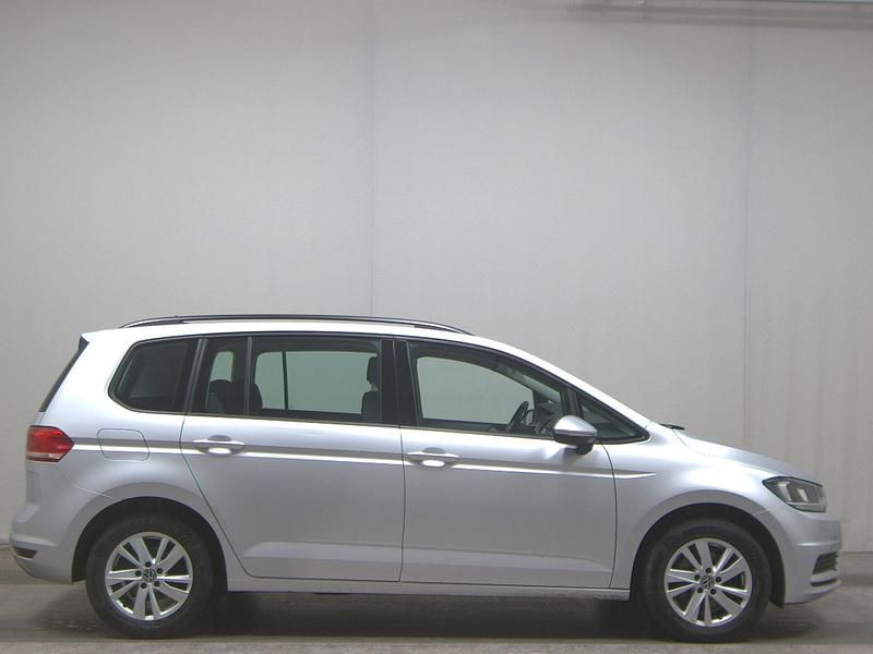 Silber Gebraucht 2022 VW Touran Comfortline Van / Kleinbus | 14.490 € (Superpreis) - Bild 1/4