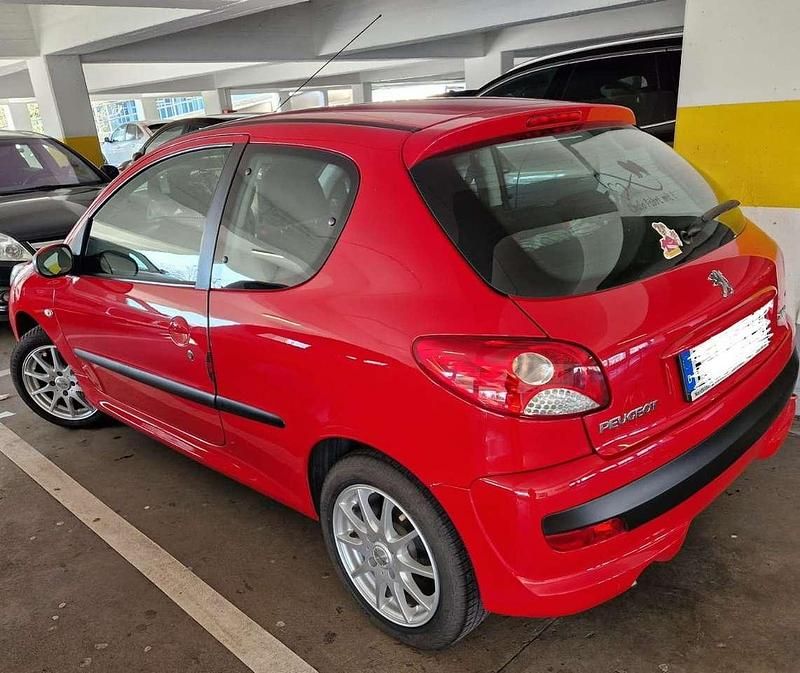 Gebraucht Peugeot 206 Basis 60 PS (44 kW) 2017 Rot Kleinwagen