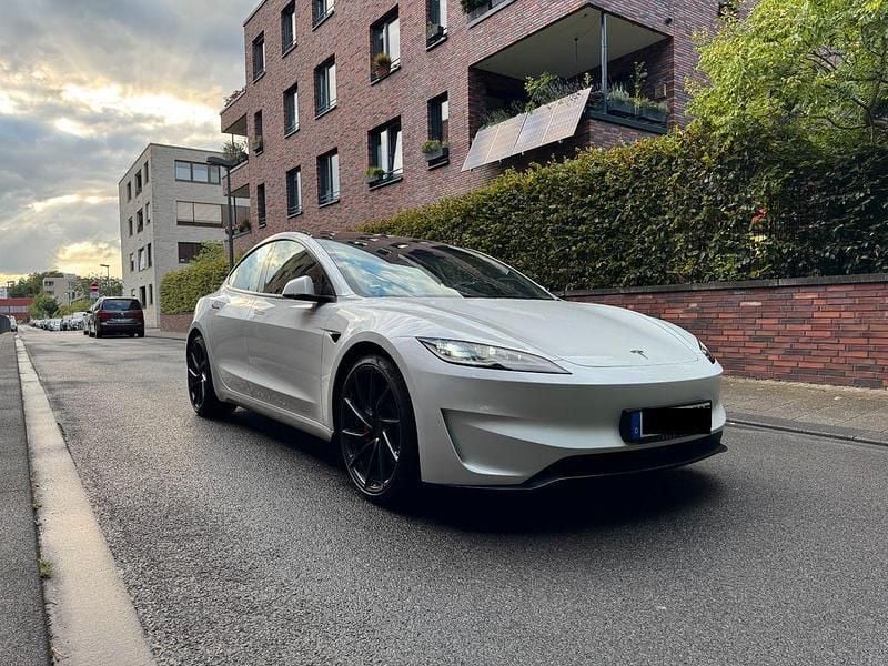 Weiß Gebraucht 2024 Tesla Model 3 Performance Limousine | 51.700 € (Teuer) - Bild 1/4