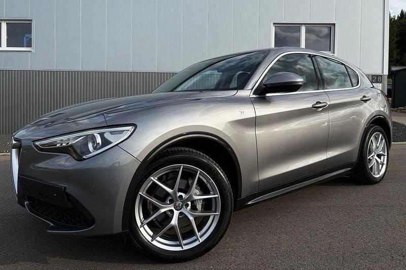 Grau Gebraucht 2020 Alfa Romeo Stelvio Ti SUV | 26.990 € - Bild 1/4