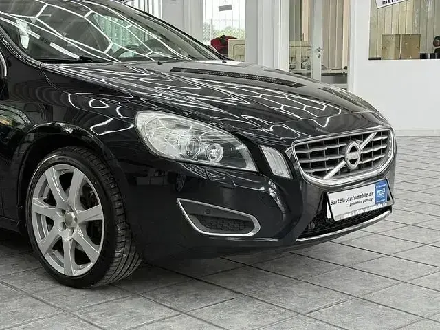 Gebraucht Volvo V60 Summum 215 PS (158 kW) 2012 Black sapphire / metallic Kombi
