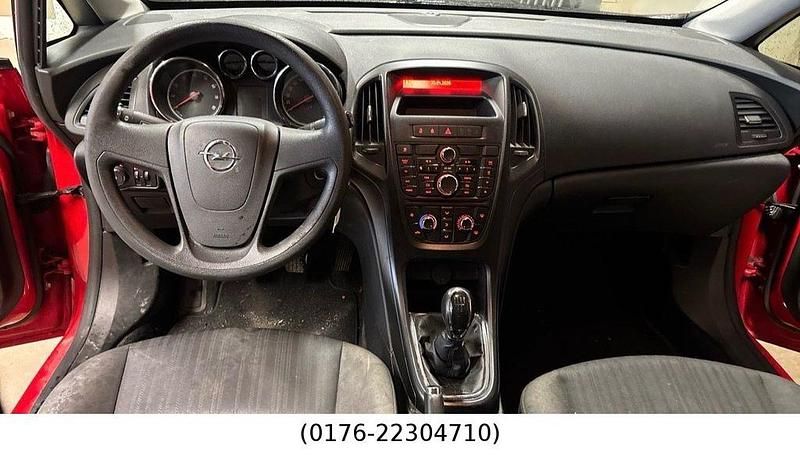 Gebraucht Opel Astra Selection 101 PS (74 kW) 2011 Rot Limousine