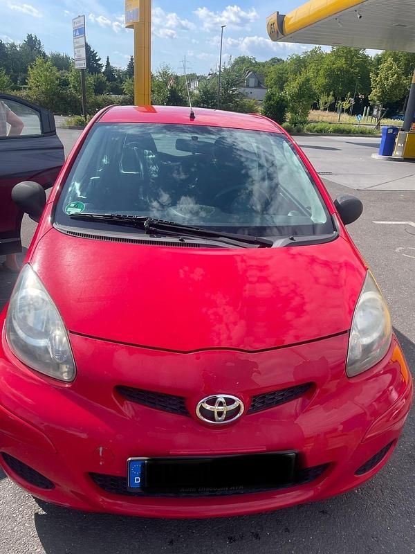 Rot Gebraucht 2008 Toyota Aygo Kleinwagen | 1.799 € (Fairer Preis) - Bild 1/4