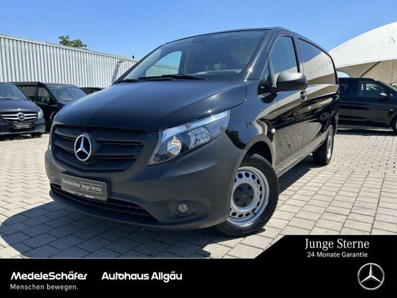 Obsidianschwarz (metallic) Gebraucht 2022 Mercedes Vito Van / Kleinbus | 28.381 € (Fairer Preis) - Bild 1/4