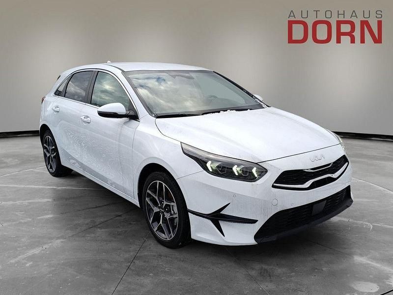 Neu Kia Ceed Style 140 PS (102 kW) 2025 Weiß Kleinwagen