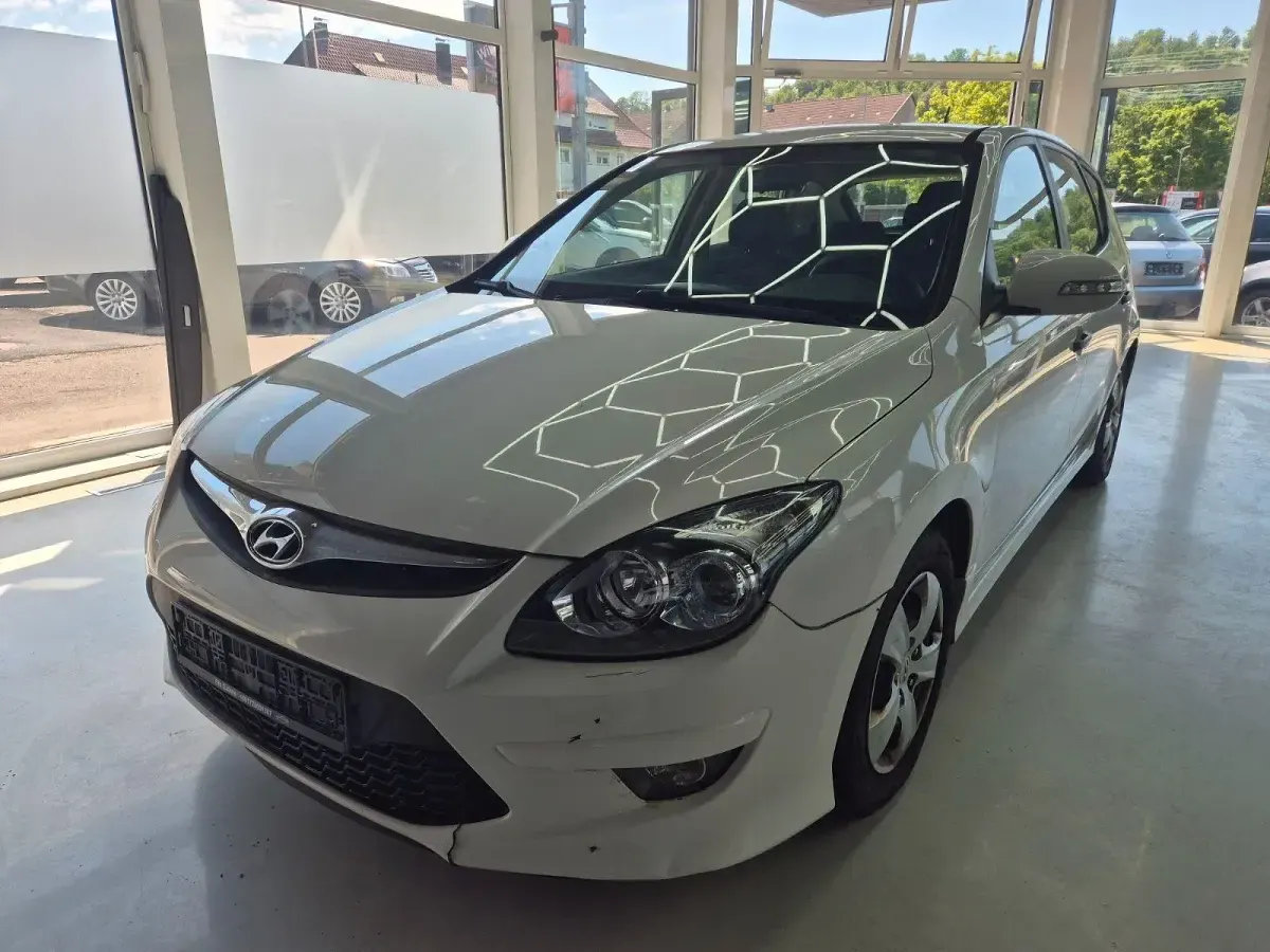 Gebraucht Hyundai i30 Edition 109 PS (80 kW) 2012 Weiß Kleinwagen
