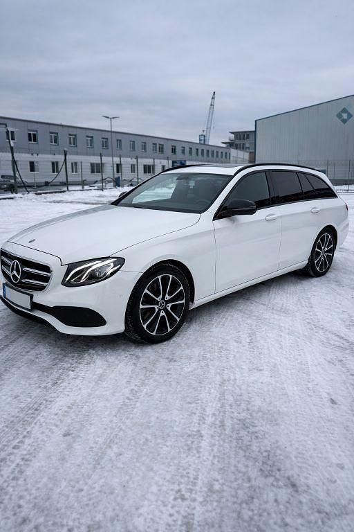 Weiß Gebraucht 2019 Mercedes E220 Avantgarde Limousine | 22.999 € (Superpreis) - Bild 1/4
