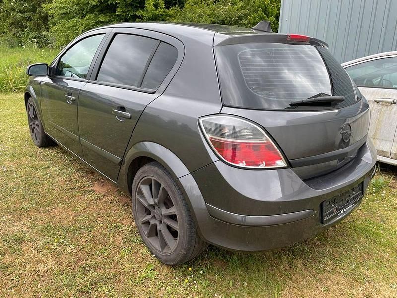 Grau Gebraucht 2009 Opel Astra Innovation Limousine | 1.222 € (Superpreis) - Bild 1/4