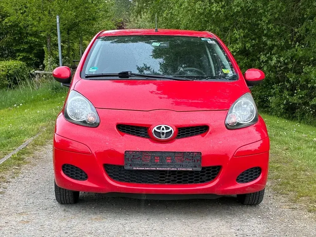 Używany Toyota Aygo Cool 68 KM (50 kW) 2010 Czerwony Hatchback