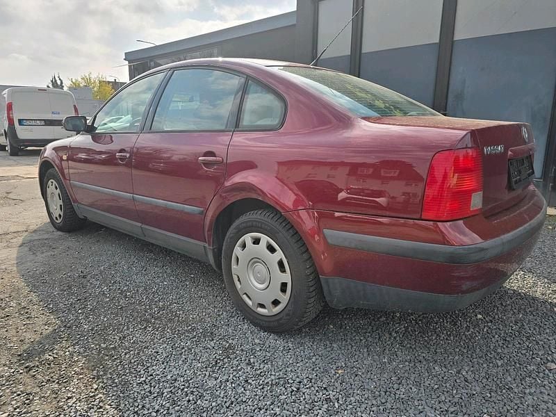 Second-hand VW Passat 125 CP (91 kW) 2000 Roșu Berlinǎ