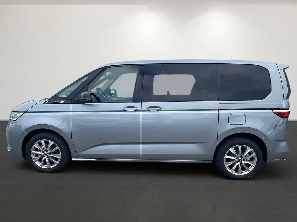 Gebraucht VW Multivan Style 150 PS (110 kW) 2024 Silber Van / Kleinbus