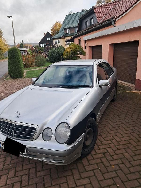 Gebraucht Mercedes E240 Classic 170 PS (125 kW) 2000 Silber Limousine